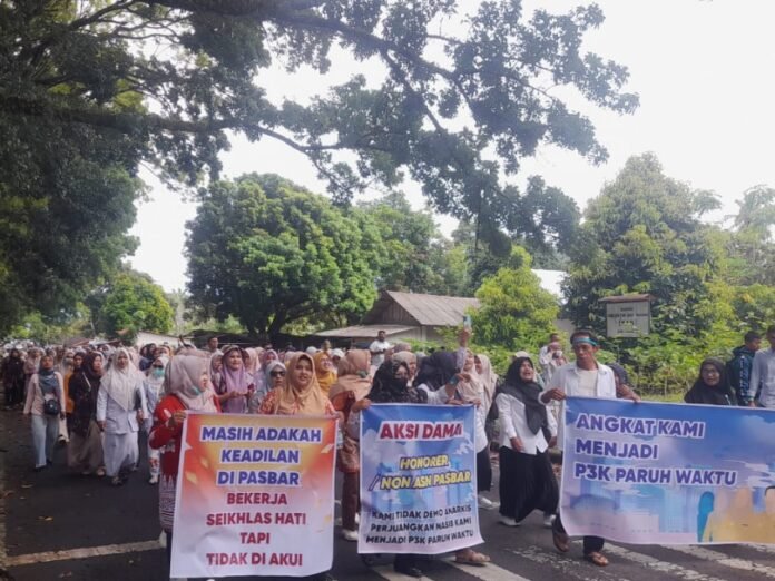 Ratusan Honorer Demo di Gedung DPRD Pasbar, Tuntut Kejelasan Status Kepegawaian
