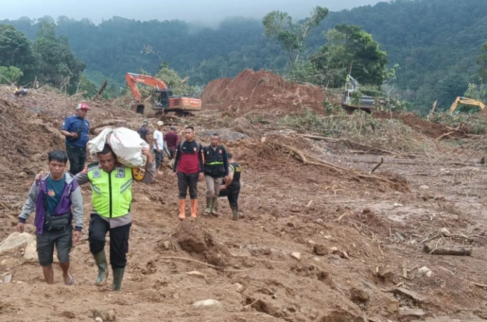 Polres Pasaman Barat Kerahkan Puluhan Personel Bantu Pencarian Korban Longsor di Sinuruik