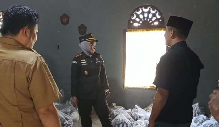Kajari Pasaman Barat Tjut Zelvira Novani Salurkan Bantuan untuk Korban Banjir Aia Gadang