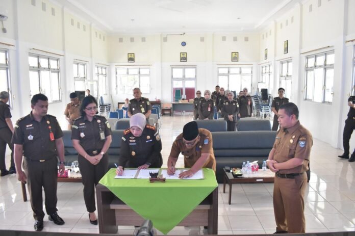 Kepala Kejaksaan dan Bupati Pasaman Barat Tandatangani Kerjasama Penerapan Pidana Kerja Sosial